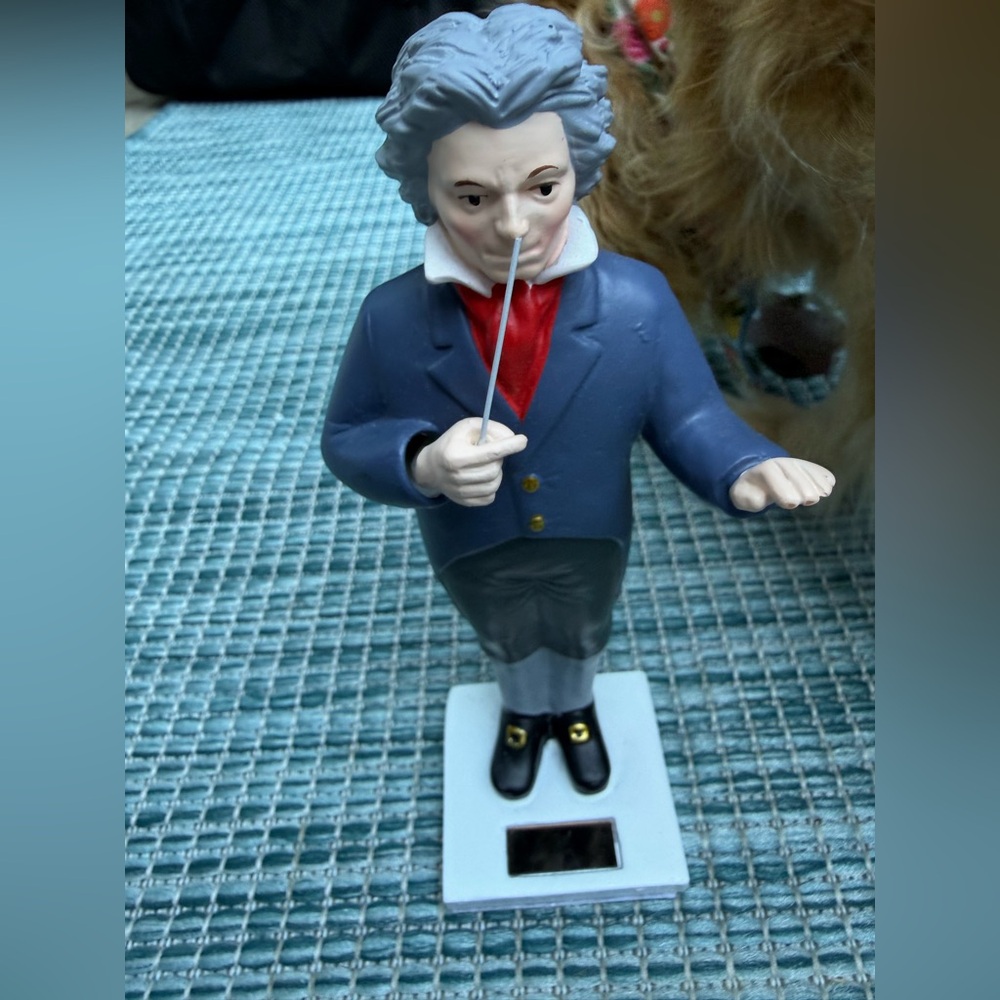 Solar Powered Beethoven Conductor Figurine with Baton - Picture 3 of 6